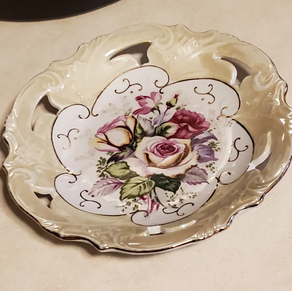 Vintage look iridescent plate with roses and cut out edges cream, pink